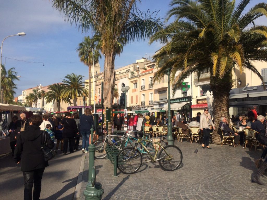 Correndo para o Grand Marché de Sanary-sur-Mer