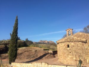 vista da rocha Roquebrune ao fundo e Chapelle Saint-Roch