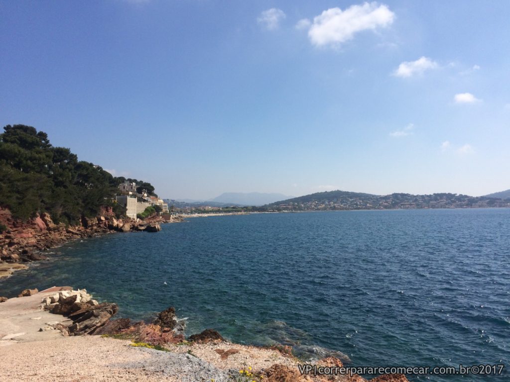 no silencio da trilha a beleza do mediterrâneo