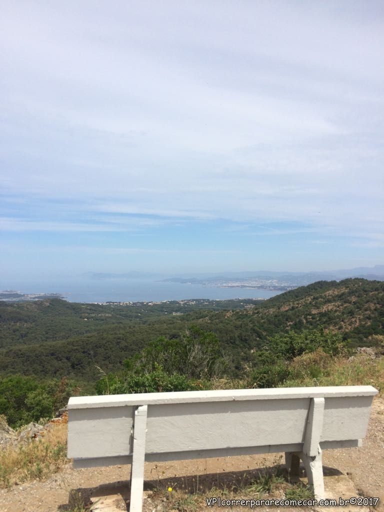 Um banco e uma linda vista no meio da subida para Chapelle Notre-Dame du Mai