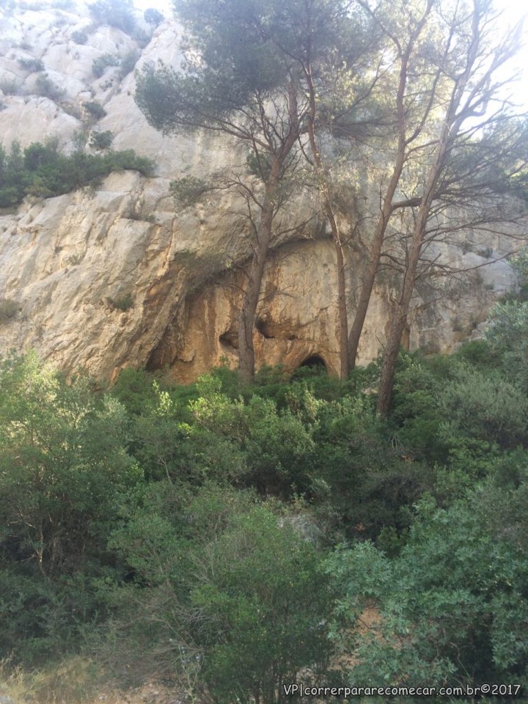 Caverna no meio do caminho de Évenos para Ollioules