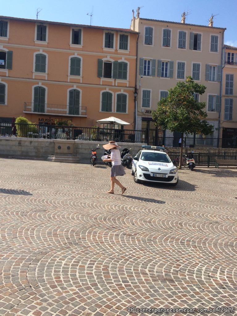 Turista se orientando pelo mapa do circuit Ville Haut- place de la République- Hyères