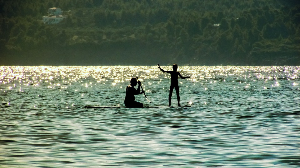 pai e filho no mar