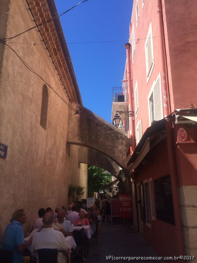 Sanary-sur-Mer, balneário turístico. Recebe turistas do mundo inteiro no período do Verão.