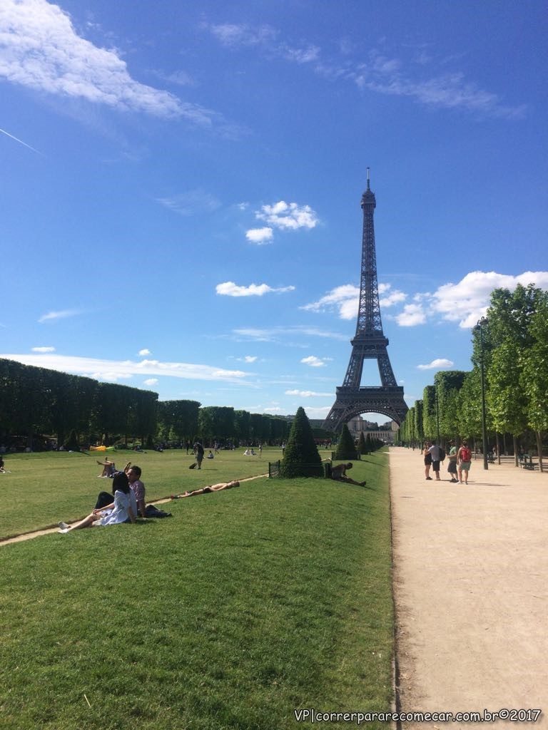 Parisienses convivem com turistas do mundo inteiro.