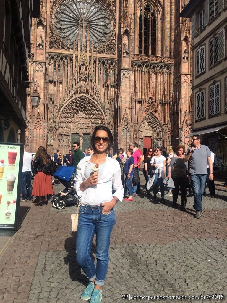 Minha filha Luiza em frente a Notre Dame de Strasbourg