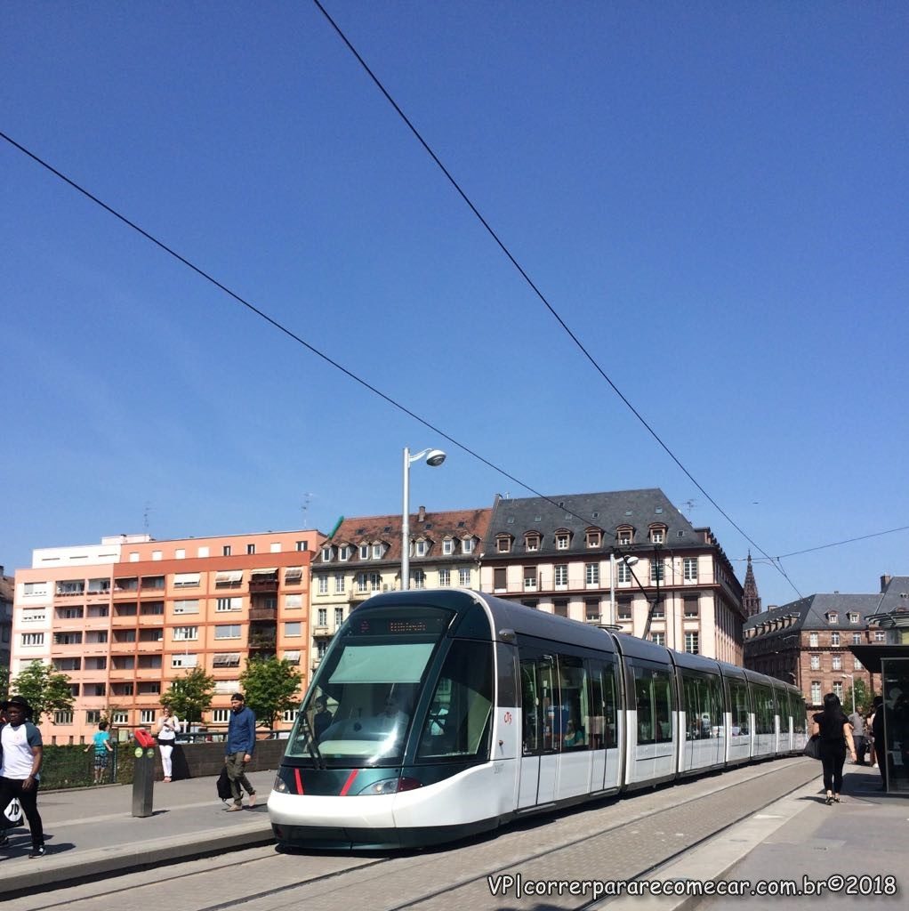 Tram - tipo o VLT carioca que liga cidades no entorno de Strasbourg e até Kehl, na Alemanha.