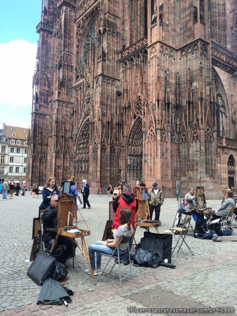 O trabalho artistico em frente à Cathédrale Notre-Dame de Strasbourg