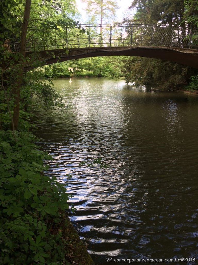 Paisagem do parc de l'Orangerie com ponte