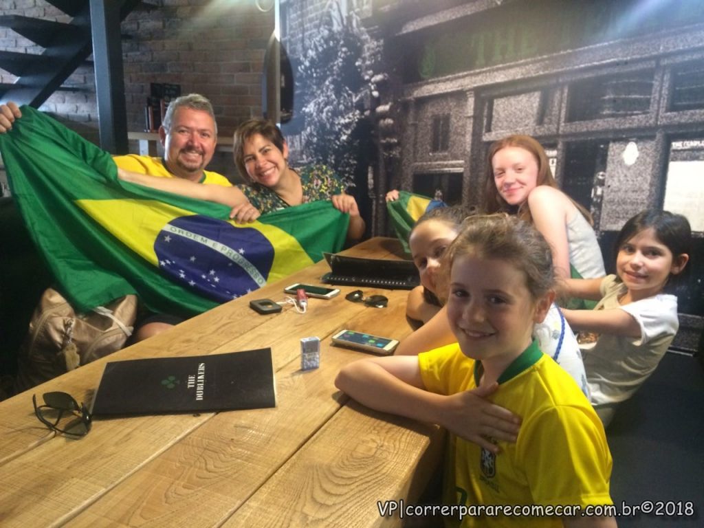 Família brasileira torcendo no jogo Brasil x México- Strasbourg