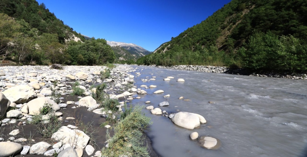 A caminhada da arte natural no leito do rio Var